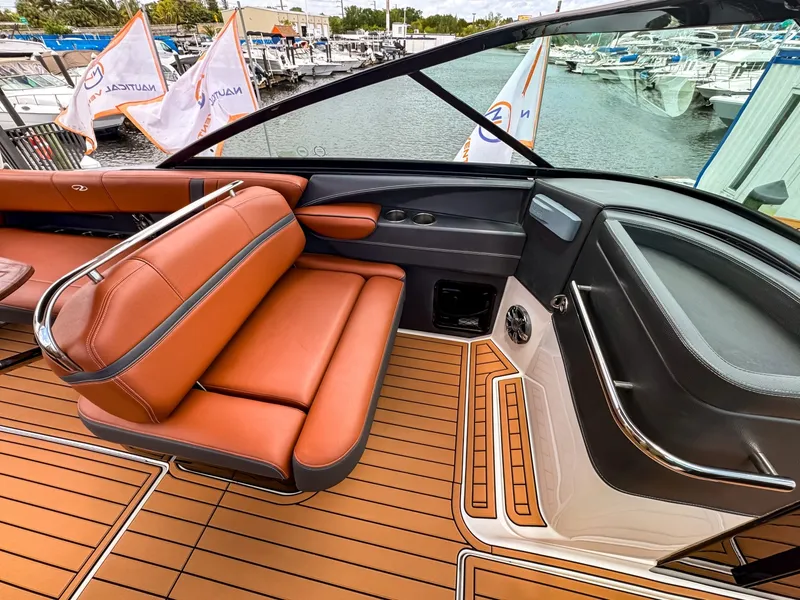 Slide: The Image of Regal 2800 Bowrider 2017 - 6514051