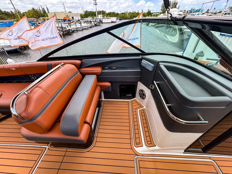 Slide: The Image of Regal 2800 Bowrider 2017 - 6514050