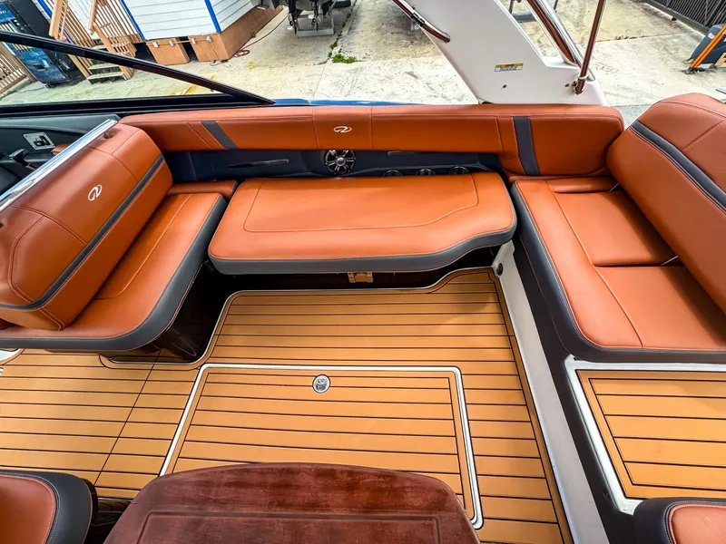 Slide: The Image of Regal 2800 Bowrider 2017 - 6514045
