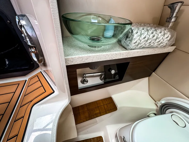 Slide: The Image of Regal 2800 Bowrider 2017 - 6514072