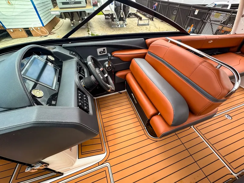 Slide: The Image of Regal 2800 Bowrider 2017 - 6514055