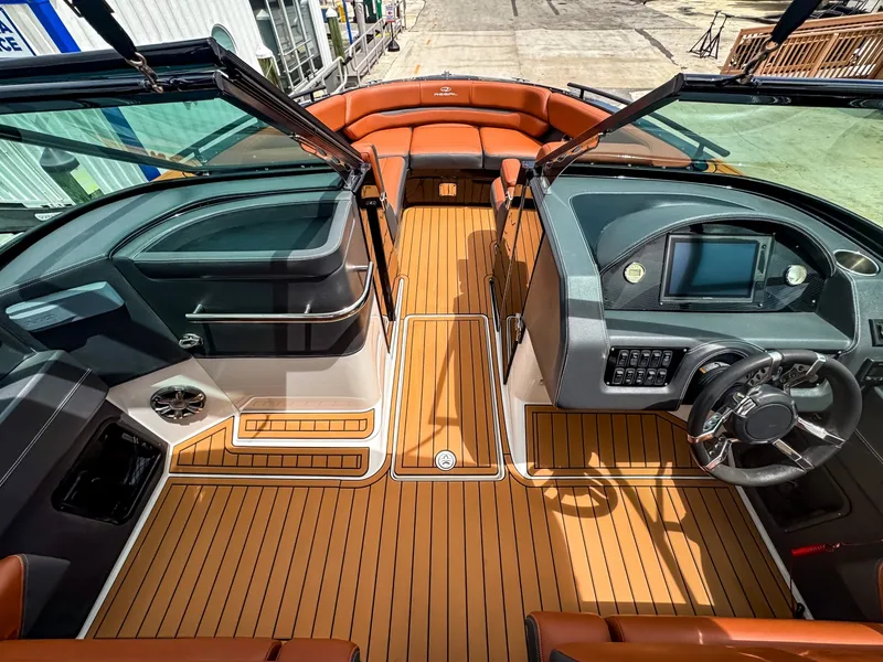 Slide: The Image of Regal 2800 Bowrider 2017 - 6514061