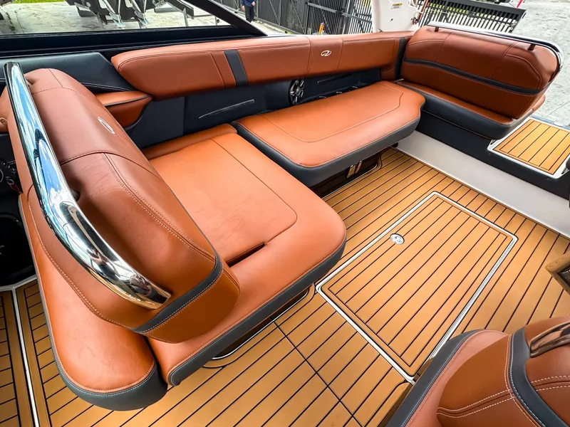 Slide: The Image of Regal 2800 Bowrider 2017 - 6514057