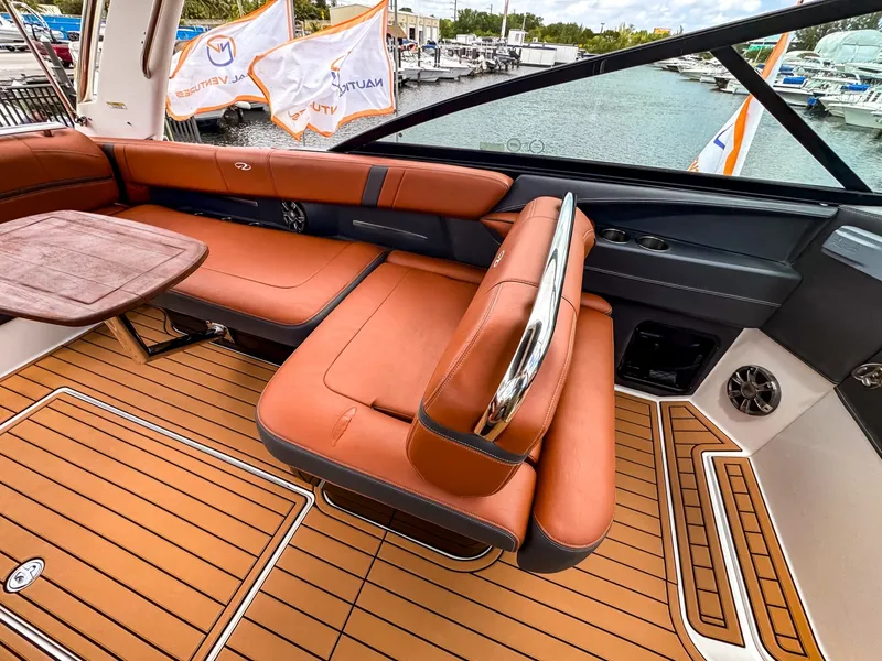 Slide: The Image of Regal 2800 Bowrider 2017 - 6514052