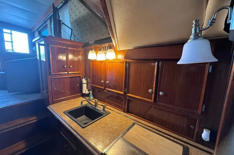 Slide: The Image of Hatteras 43 Convertible 1981 - 6033071