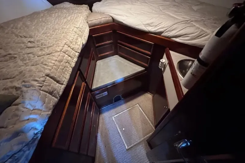 Slide: The Image of Hatteras 43 Convertible 1981 - 6033075