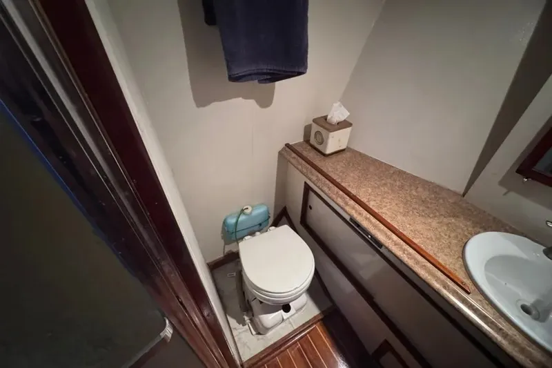 Slide: The Image of Hatteras 43 Convertible 1981 - 6033081