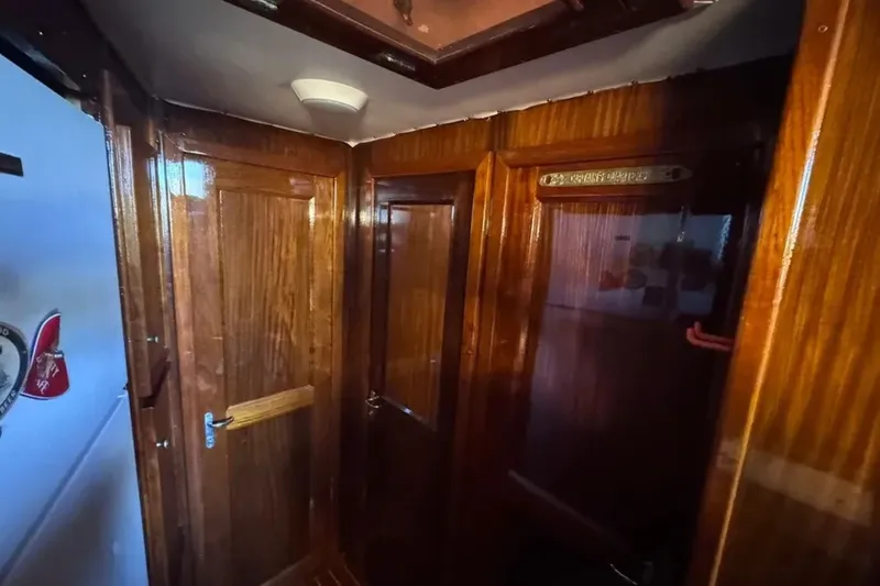 Slide: The Image of Hatteras 43 Convertible 1981 - 6033082