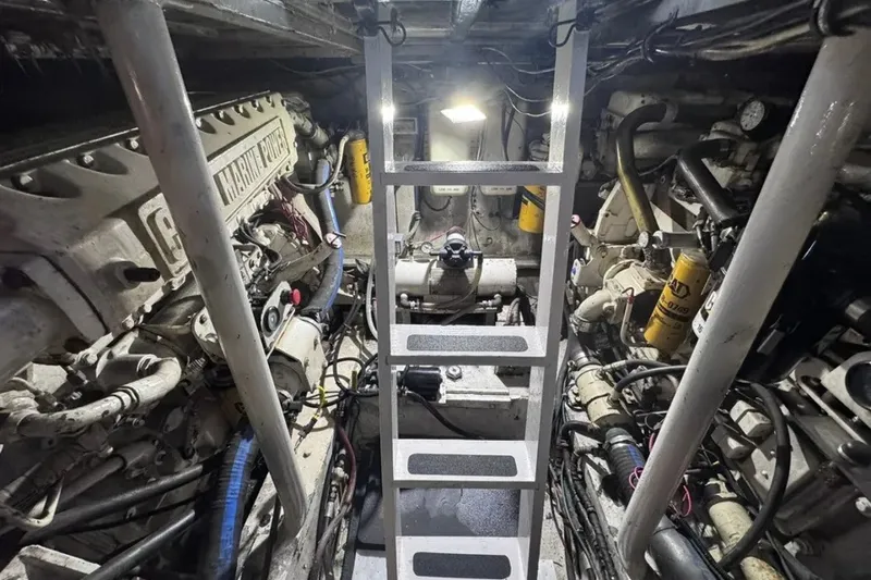 Slide: The Image of Hatteras 43 Convertible 1981 - 6033086