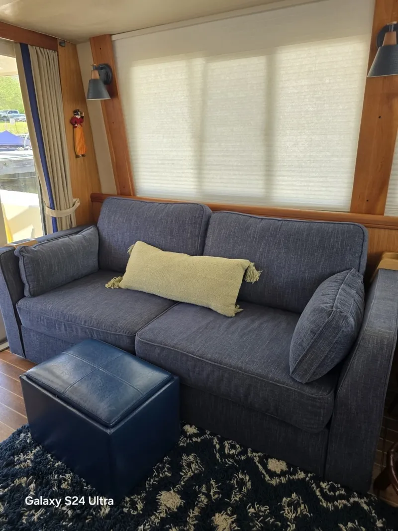 Slide: The Image of Salon Love Sac Couch - 6037693