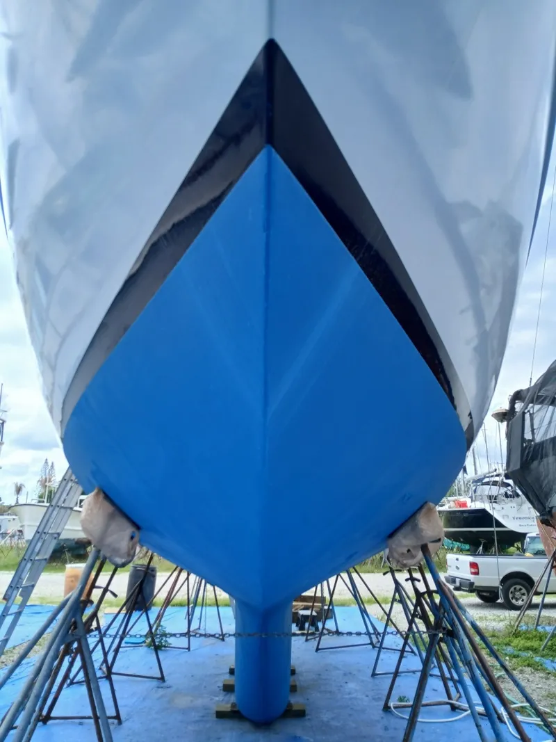 Slide: The Image of 41' Rival hull bottom forward - 6037110