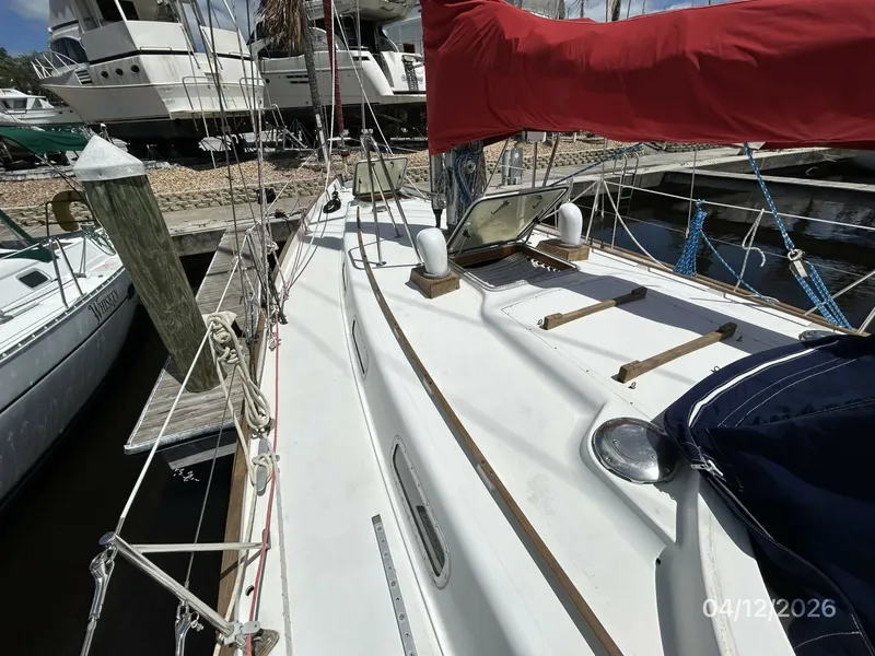 Slide: The Image of 41' Rival foredeck1 - 6037087