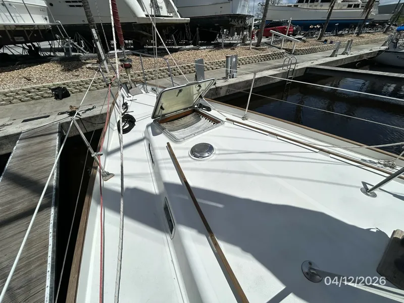 Slide: The Image of 41' Rival foredeck3 - 6037088