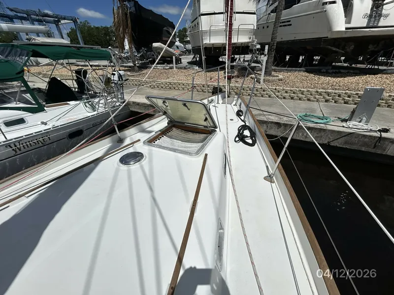 Slide: The Image of 41' Rival foredeck4 - 6037090