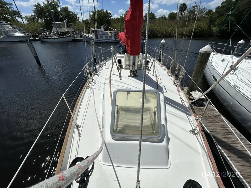 Slide: The Image of 41' Rival foredeck aft - 6037082
