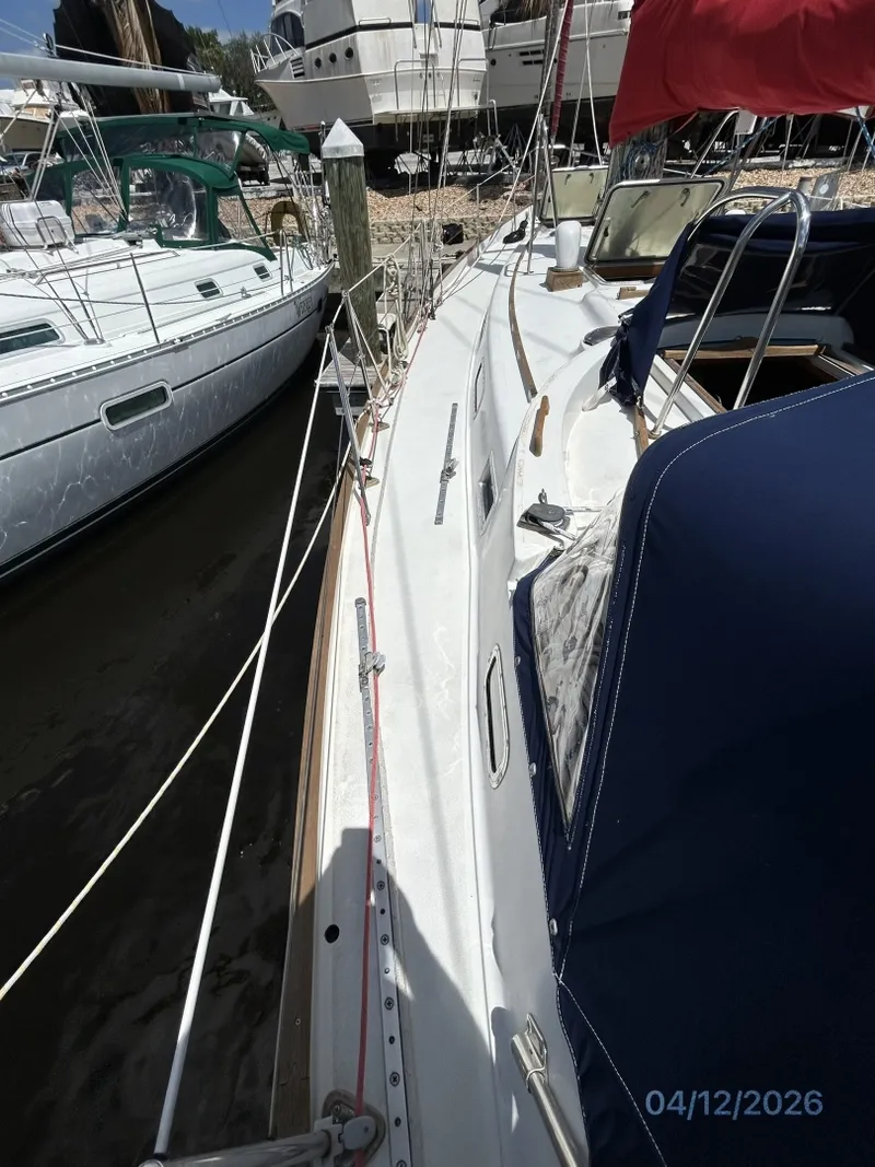 Slide: The Image of 41' Rival port side deck - 6037157
