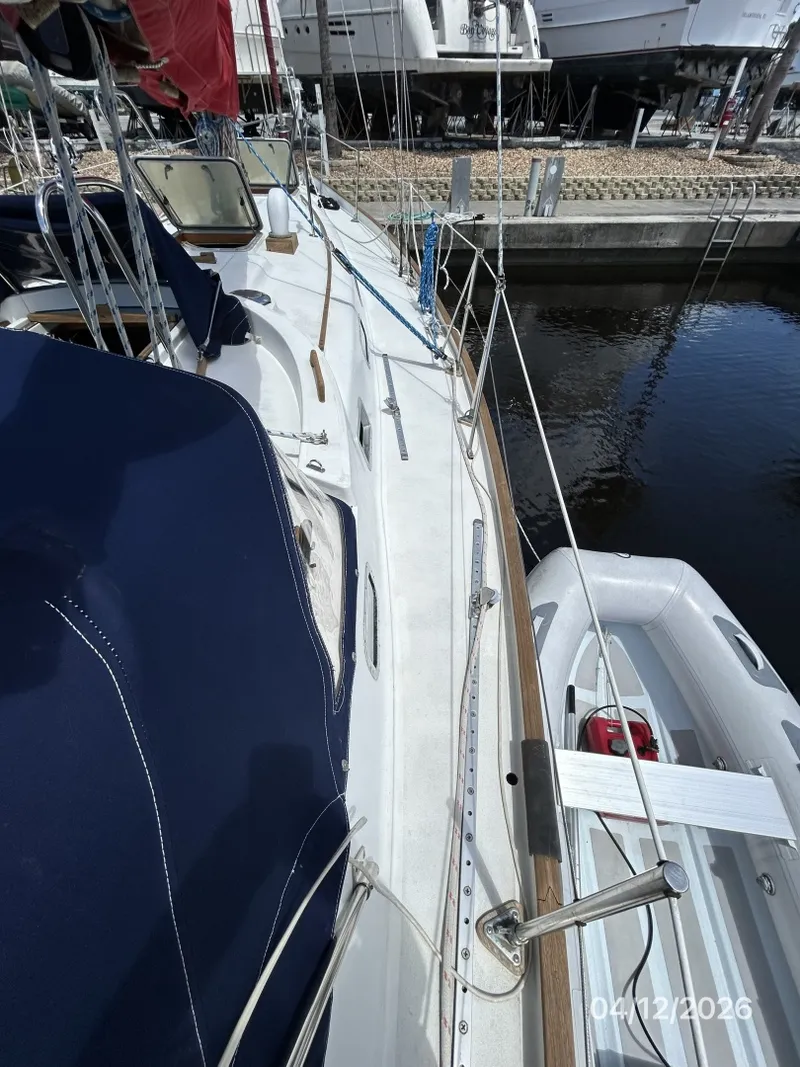 Slide: The Image of 41' Rival starboard side deck - 6037200