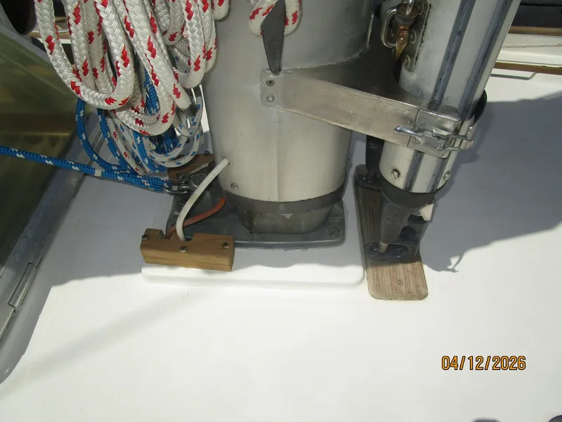 Slide: The Image of 41' Rival mast base1 - 6037115