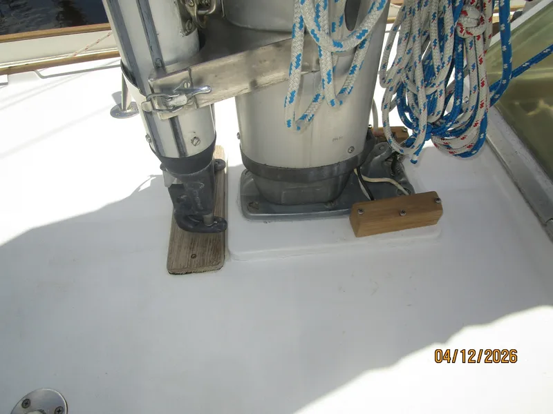 Slide: The Image of 41' Rival mast base2 - 6037118