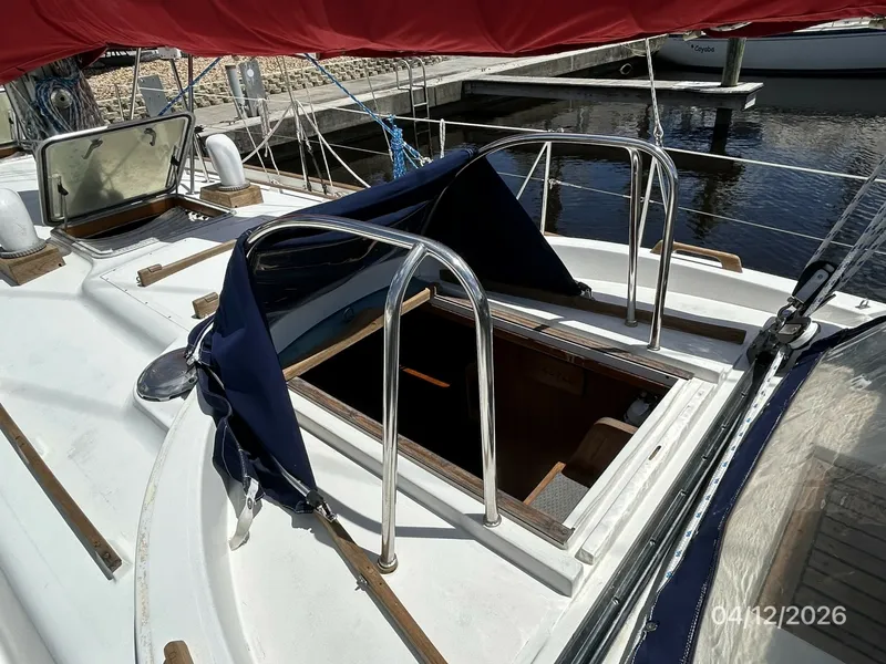 Slide: The Image of 41' Rival forward companionway1 - 6037092