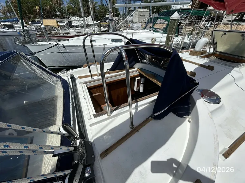 Slide: The Image of 41' Rival forward companionway2 - 6037091