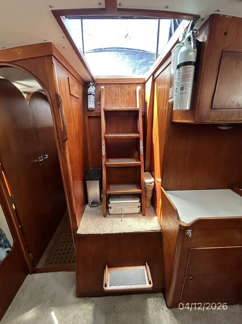 Slide: The Image of 41' Rival forward companionway3 - 6037093