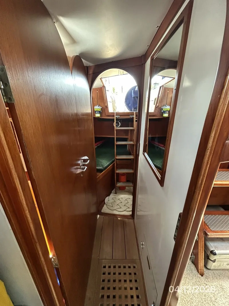 Slide: The Image of 41' Rival master stateroom companionway aft - 6037121