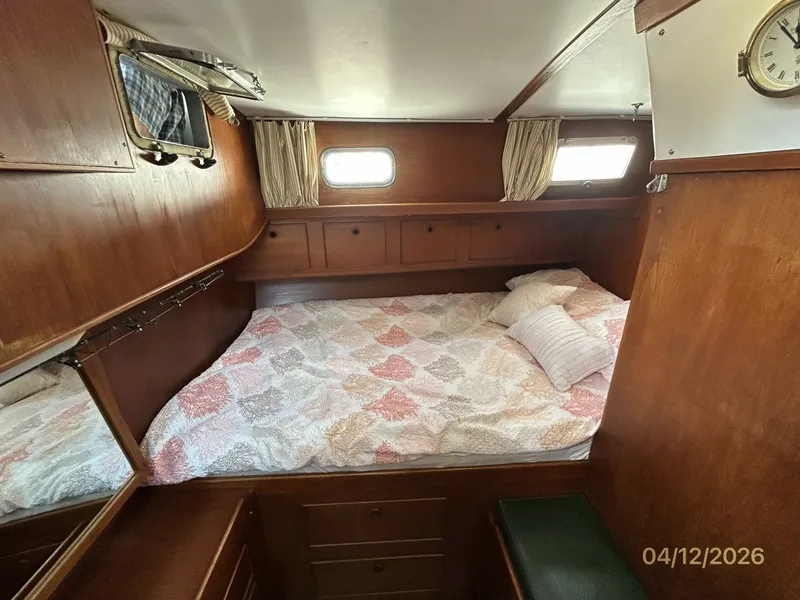 Slide: The Image of 41' Rival master stateroom port - 6037133