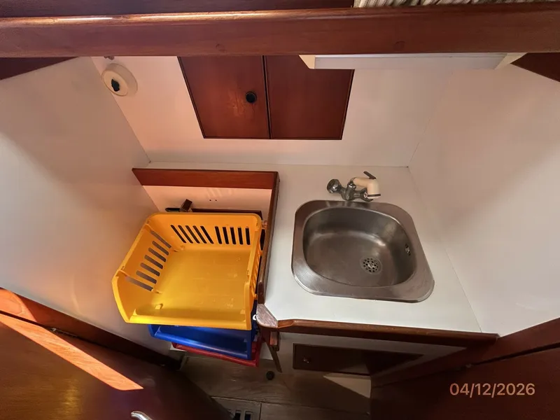 Slide: The Image of 41' Rival aft head - 6036952