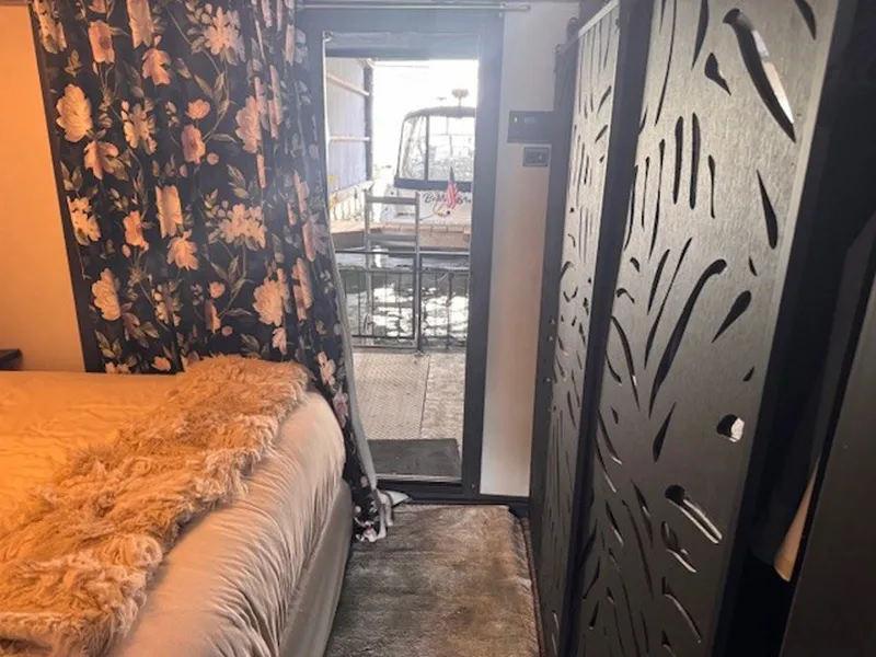 Slide: The Image of Three Buoys Houseboat 1985 - 6038286