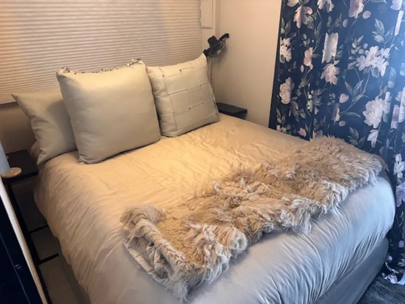 Slide: The Image of Three Buoys Houseboat 1985 - 6038288