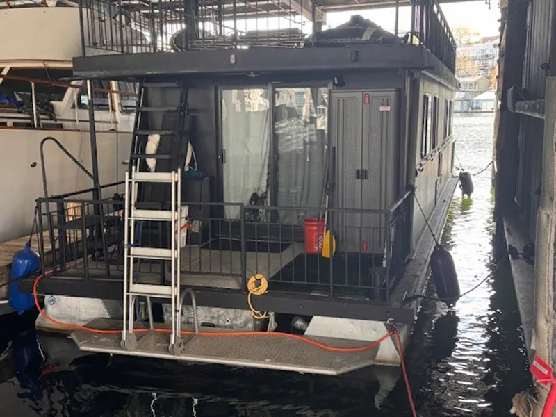 Slide: The Image of Three Buoys Houseboat 1985 - 6038271