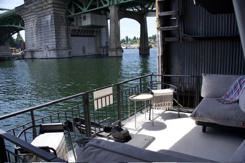 Slide: The Image of Three Buoys Houseboat 1985 - 6389390