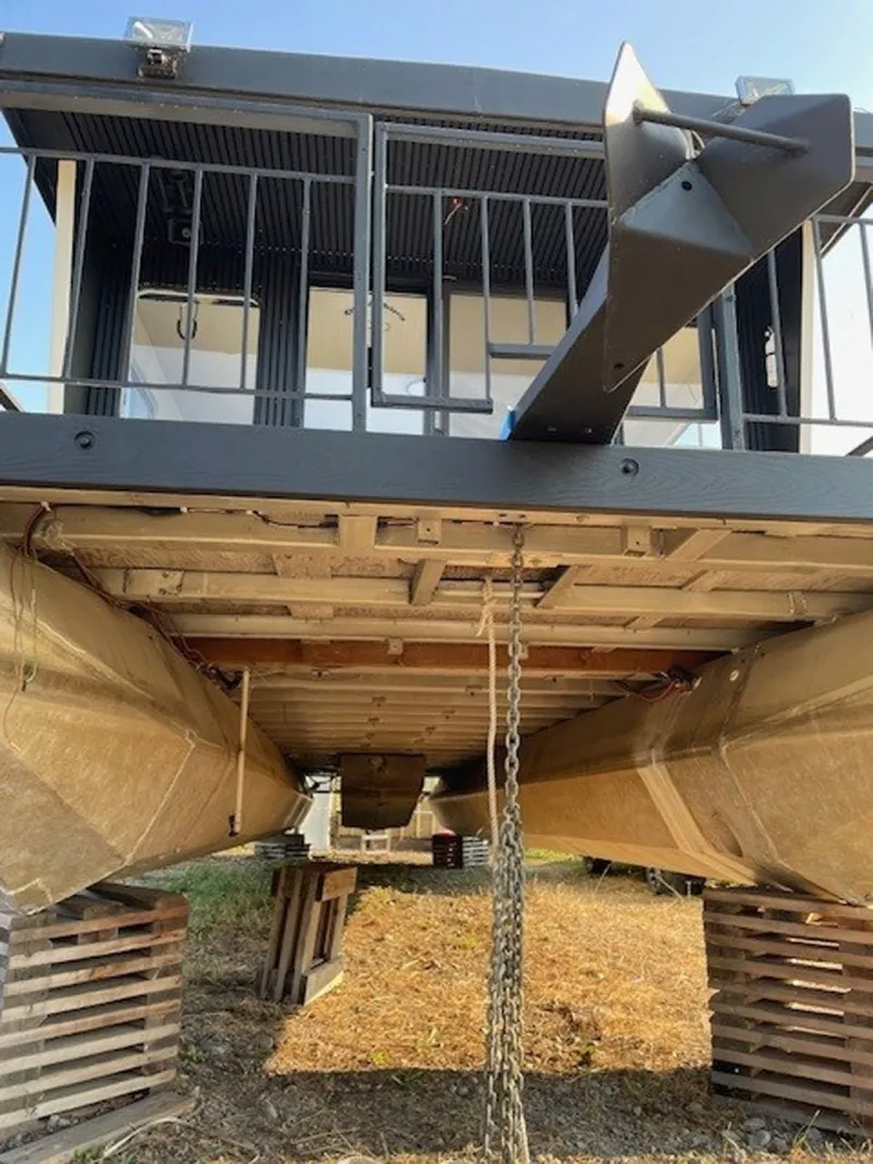 Slide: The Image of Three Buoys Houseboat 1985 - 6038273