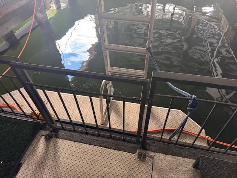 Slide: The Image of Three Buoys Houseboat 1985 - 6038276