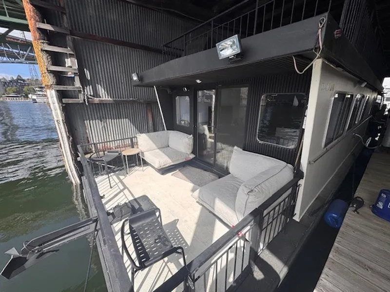 Slide: The Image of Three Buoys Houseboat 1985 - 6038277