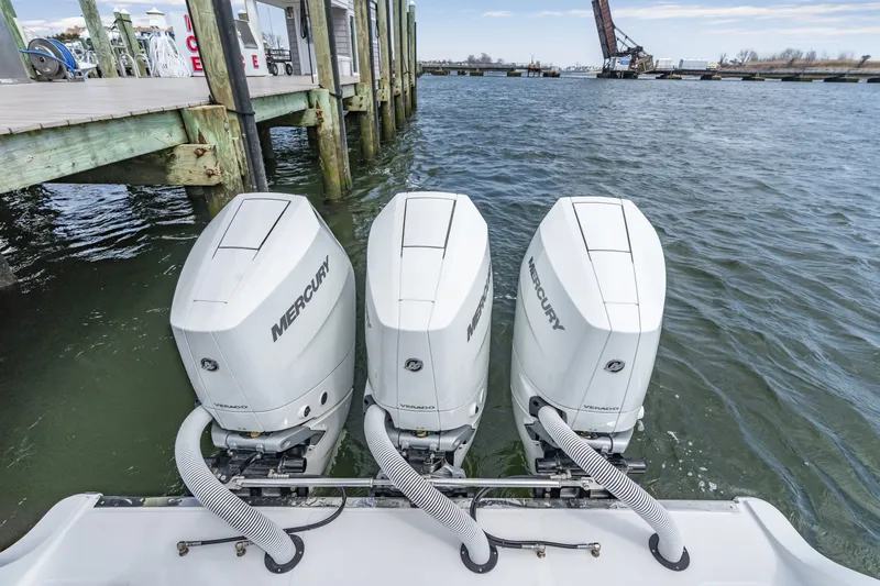 Slide: The Image of Front Runner 39 Center Console 2026 - 6038849