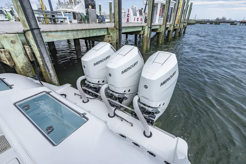 Slide: The Image of Front Runner 39 Center Console 2026 - 6038850