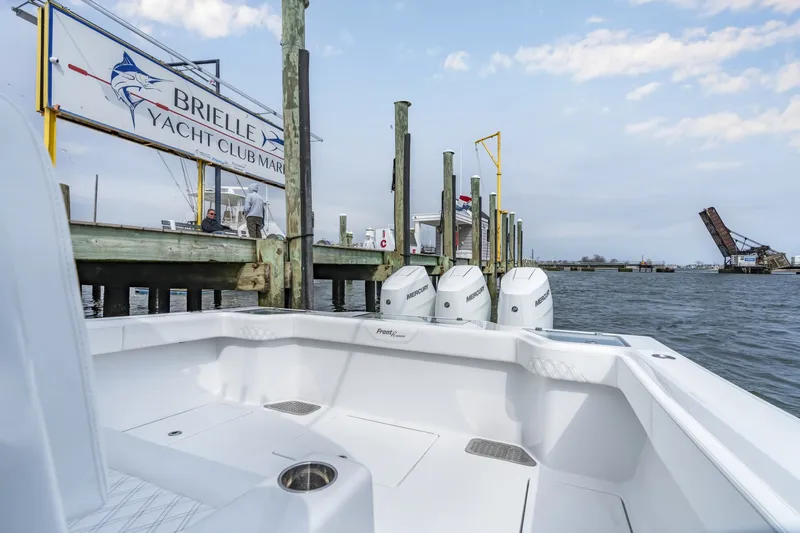 Slide: The Image of Front Runner 39 Center Console 2026 - 6038893