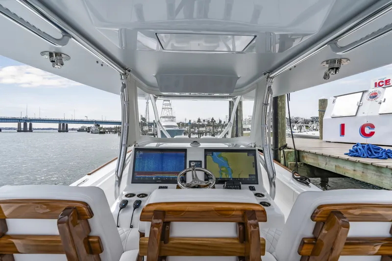 Slide: The Image of Front Runner 39 Center Console 2026 - 6038894