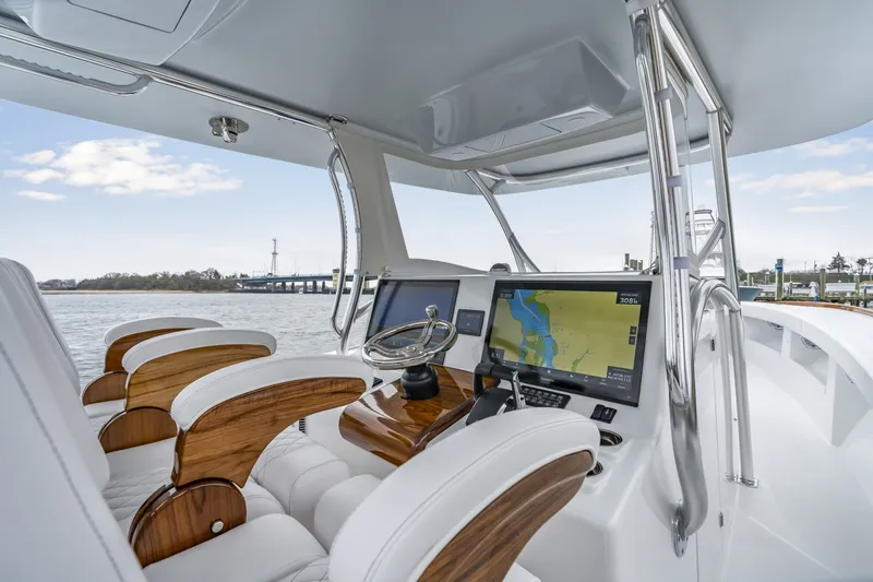 Slide: The Image of Front Runner 39 Center Console 2026 - 6038899