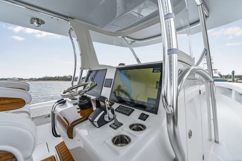 Slide: The Image of Front Runner 39 Center Console 2026 - 6038900