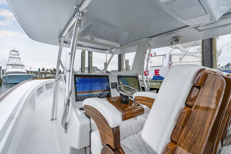 Slide: The Image of Front Runner 39 Center Console 2026 - 6038901