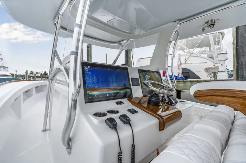 Slide: The Image of Front Runner 39 Center Console 2026 - 6038903