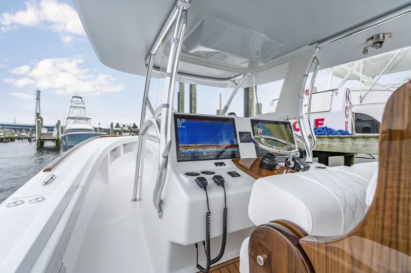 Slide: The Image of Front Runner 39 Center Console 2026 - 6038905