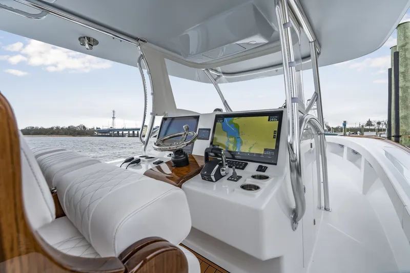 Slide: The Image of Front Runner 39 Center Console 2026 - 6038907