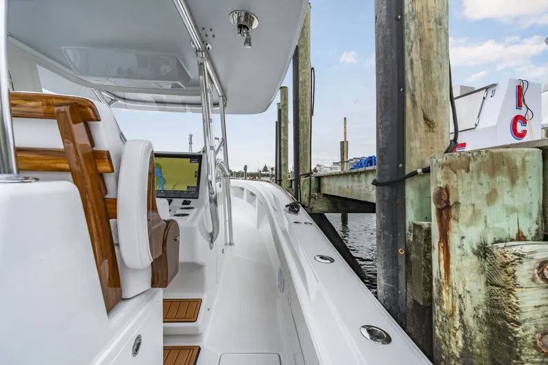 Slide: The Image of Front Runner 39 Center Console 2026 - 6038908