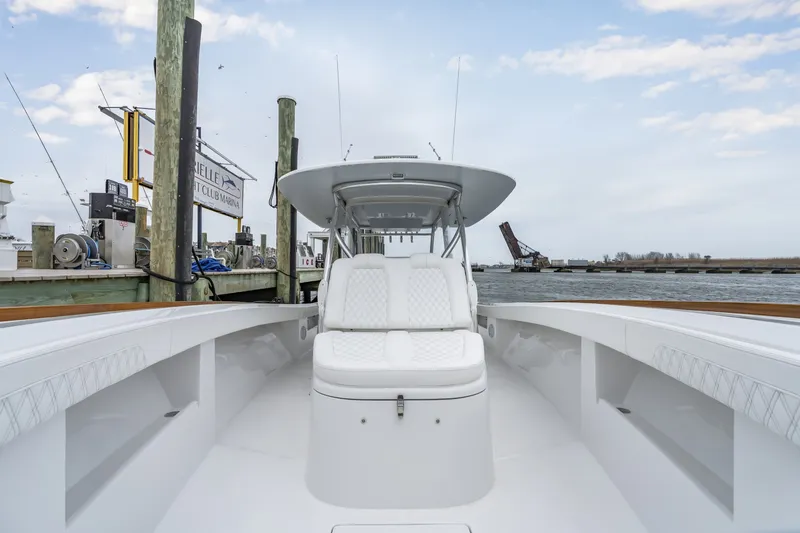 Slide: The Image of Front Runner 39 Center Console 2026 - 6038912