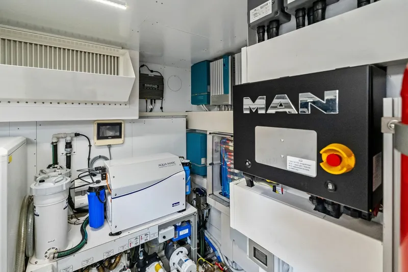 Slide: The Image of Ferretti 860 2023 - 6044875