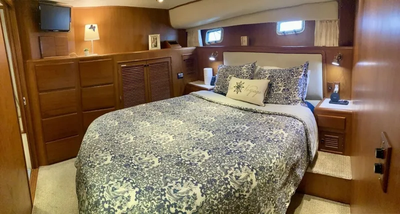 Slide: The Image of Master Stateroom Looking Aft - 6062851